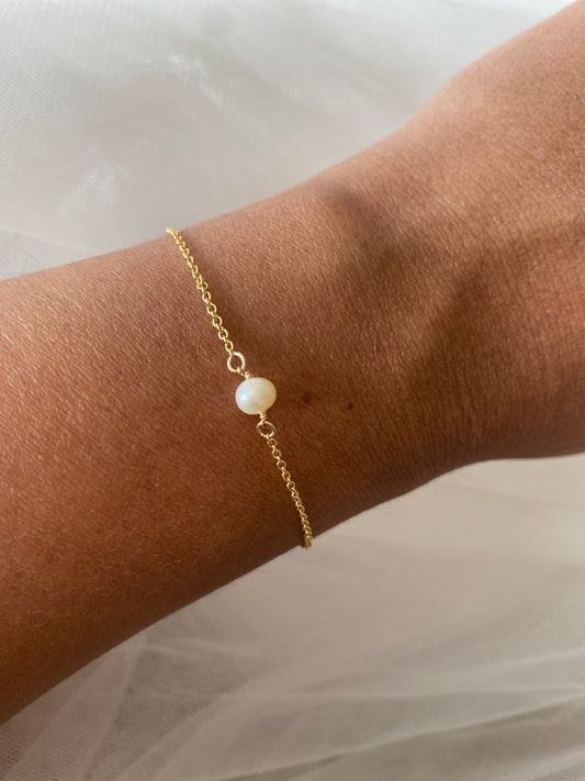 Single Pearl Gold Bracelet